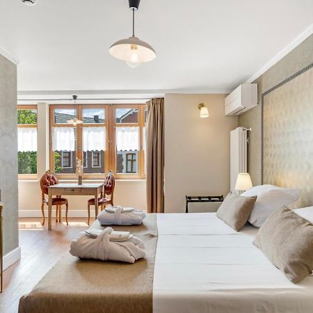 Cafe Rene Borgloon Bed & Breakfast Bagian luar foto